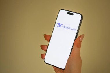 KYIV, UKRAINE - 29 Ocak 2025 Elma iPhone 15 ekranında Deepseek AI asistan logosu. Modern yapay zeka motoru
