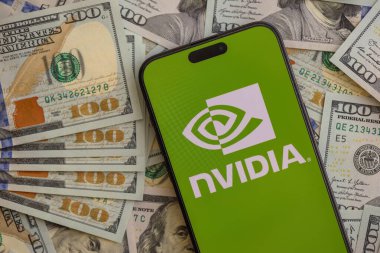 KYIV, UKRAINE - 29 Ocak 2025 Nvidia şirketi logoti iPhone 15 akıllı telefon ekranında gösterildi. Nvidia, yapay zeka donanım ve yazılımda küresel bir liderdir.