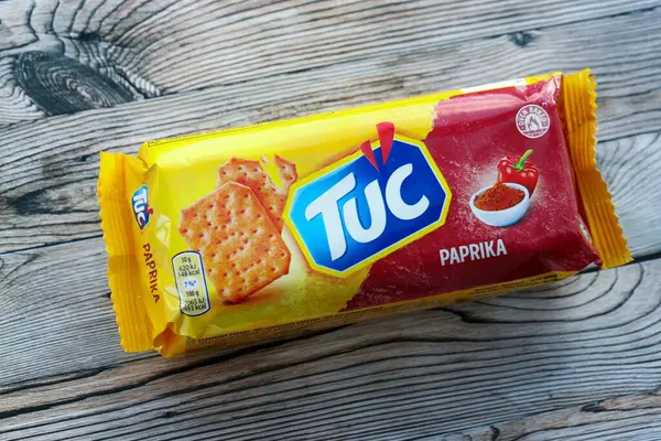 KYIV, UKRAINE - 29 Ocak 2025 Tuc çerez paketi parlak düz arkaplanda. TUC, Mondelez International tarafından pazarlanan bir çerez bisküvisidir.