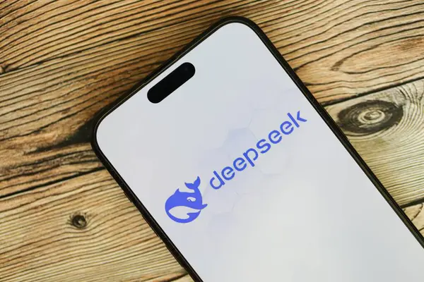 KYIV, UKRAINE - 29 Ocak 2025 Elma iPhone 15 ekranında Deepseek AI asistan logosu. Modern yapay zeka motoru