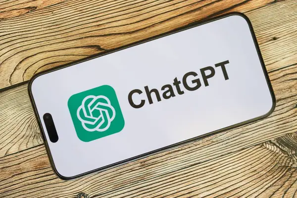 KYIV, UKRAINE - 29 Ocak 2025 ChatGPT AI yardımcı logosu Apple iPhone 15 ekranında kapat. Modern yapay zeka motoru