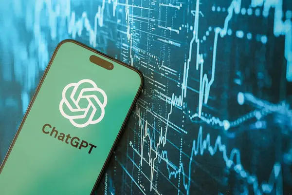 KYIV, UKRAINE - 29 Ocak 2025 ChatGPT AI yardımcı logosu Apple iPhone 15 ekranında kapat. Modern yapay zeka motoru