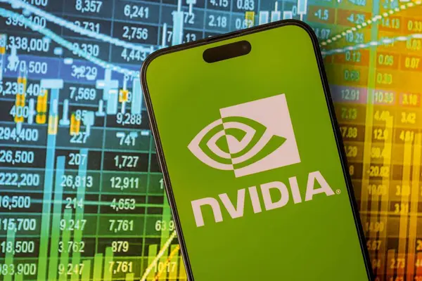 KYIV, UKRAINE - 29 Ocak 2025 Nvidia şirket logosu akıllı telefonda sergilendi. Nvidia, yapay zeka donanım ve yazılımda küresel bir liderdir.