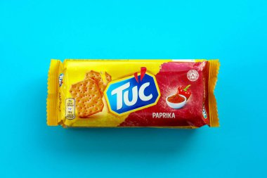 KYIV, UKRAINE - 29 Ocak 2025 Tuc çerez paketi parlak düz arkaplanda. TUC, Mondelez International tarafından pazarlanan bir çerez bisküvisidir.
