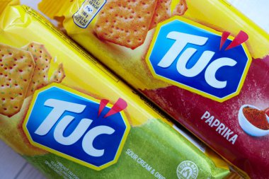 KYIV, UKRAINE - 29 Ocak 2025 Tuc çerez paketi parlak düz arkaplanda. TUC, Mondelez International tarafından pazarlanan bir çerez bisküvisidir.