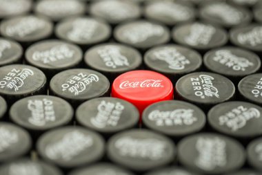 KYIV, UKRAINE - 29 Ocak 2025 Coca Cola Plastik şişe kapağı arka plan. Kapak malzemesi geri dönüştürülebilir. Plastik şişelerin kapaklarını geri dönüşümden önce çıkar.