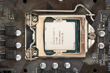 KYIV, UKRAINE - 29 Ocak 2025 Eski Intel Çekirdeği İşlemcisini kapat i5-7400 3GHZ anakartına monte edildi