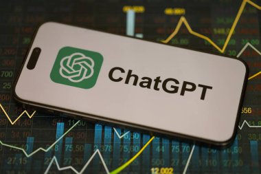 KYIV, UKRAINE - 29 Ocak 2025 ChatGPT resmi logosunu gösteren akıllı telefon. Modern yapay zeka motoru