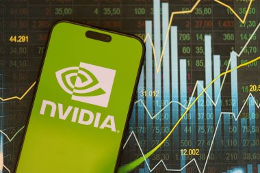 KYIV, UKRAINE - 29 Ocak 2025 Nvidia şirketi logoti iPhone 15 akıllı telefon ekranında gösterildi. Nvidia, yapay zeka donanım ve yazılımda küresel bir liderdir.