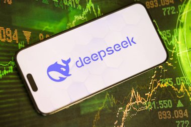 KYIV, UKRAINE - 29 Ocak 2025 Elma iPhone 15 ekranında Deepseek AI asistan logosu. Modern yapay zeka motoru