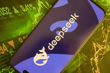 KYIV, UKRAINE - 29 Ocak 2025 Deepseek uygulamasının logo simgesi akıllı telefon ekranında görüntülendi. Çin yapay zekası gelişmiş yapay zeka modellerinin piyasaya sürülmesiyle başladı