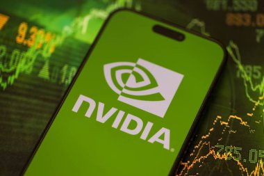 KYIV, UKRAINE - 29 Ocak 2025 Nvidia şirket logosu akıllı telefonda sergilendi. Nvidia, yapay zeka donanım ve yazılımda küresel bir liderdir.