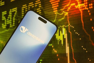 KYIV, UKRAINE - 29 Ocak 2025 Deepseek uygulamasının logo simgesi akıllı telefon ekranında görüntülendi. Çin yapay zekası gelişmiş yapay zeka modellerinin piyasaya sürülmesiyle başladı
