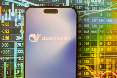 KYIV, UKRAINE - 29 Ocak 2025 Deepseek uygulamasının logo simgesi akıllı telefon ekranında görüntülendi. Çin yapay zekası gelişmiş yapay zeka modellerinin piyasaya sürülmesiyle başladı
