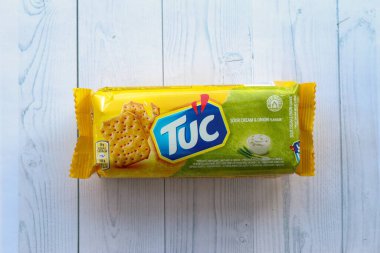 KYIV, UKRAINE - 29 Ocak 2025 Tuc çerez paketi parlak düz arkaplanda. TUC, Mondelez International tarafından pazarlanan bir çerez bisküvisidir.