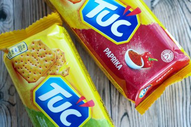 KYIV, UKRAINE - 29 Ocak 2025 Tuc çerez paketi parlak düz arkaplanda. TUC, Mondelez International tarafından pazarlanan bir çerez bisküvisidir.