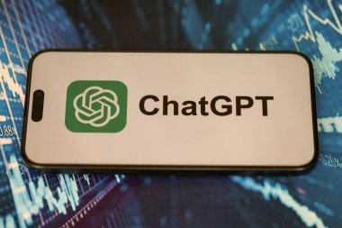 KYIV, UKRAINE - 29 Ocak 2025 ChatGPT resmi logosunu gösteren akıllı telefon. Modern yapay zeka motoru