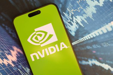 KYIV, UKRAINE - 29 Ocak 2025 Nvidia şirketi logoti iPhone 15 akıllı telefon ekranında gösterildi. Nvidia, yapay zeka donanım ve yazılımda küresel bir liderdir.