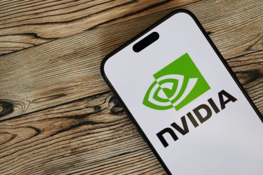 KYIV, UKRAINE - 29 Ocak 2025 Nvidia şirketi logoti iPhone 15 akıllı telefon ekranında gösterildi. Nvidia, yapay zeka donanım ve yazılımda küresel bir liderdir.