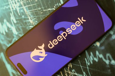KYIV, UKRAINE - 29 Ocak 2025 Elma iPhone 15 ekranında Deepseek AI asistan logosu. Modern yapay zeka motoru