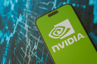 KYIV, UKRAINE - 29 Ocak 2025 Nvidia şirket logosu akıllı telefonda sergilendi. Nvidia, yapay zeka donanım ve yazılımda küresel bir liderdir.