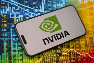 KYIV, UKRAINE - 29 Ocak 2025 Nvidia şirketi logoti iPhone 15 akıllı telefon ekranında gösterildi. Nvidia, yapay zeka donanım ve yazılımda küresel bir liderdir.