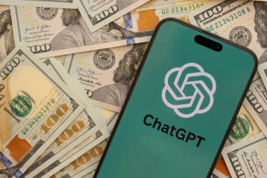 KYIV, UKRAINE - 29 Ocak 2025 ChatGPT AI yardımcı logosu Apple iPhone 15 ekranında kapat. Modern yapay zeka motoru