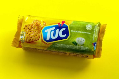 KYIV, UKRAINE - 29 Ocak 2025 Tuc çerez paketi parlak düz arkaplanda. TUC, Mondelez International tarafından pazarlanan bir çerez bisküvisidir.