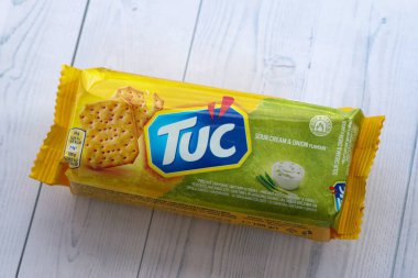 KYIV, UKRAINE - 29 Ocak 2025 Tuc çerez paketi parlak düz arkaplanda. TUC, Mondelez International tarafından pazarlanan bir çerez bisküvisidir.