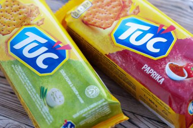 KYIV, UKRAINE - 29 Ocak 2025 Tuc çerez paketi parlak düz arkaplanda. TUC, Mondelez International tarafından pazarlanan bir çerez bisküvisidir.