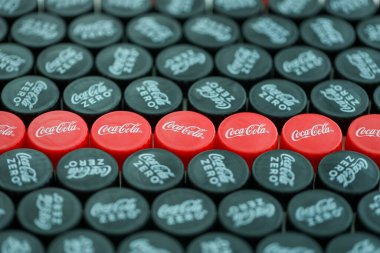 KYIV, UKRAINE - 29 Ocak 2025 Coca Cola Plastik şişe kapağı arka plan. Kapak malzemesi geri dönüştürülebilir. Plastik şişelerin kapaklarını geri dönüşümden önce çıkar.