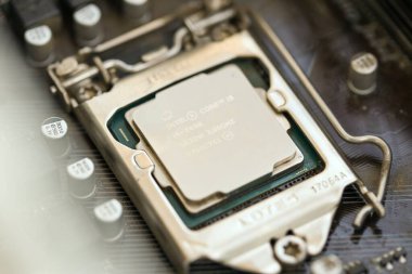 KYIV, UKRAINE - 29 Ocak 2025 Eski Intel Çekirdeği İşlemcisini kapat i5-7400 3GHZ anakartına monte edildi
