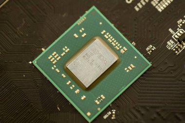 KYIV, UKRAINE - 29 Ocak 2025 Bir video kartı AMD Radeon RX550 işlemci çekirdeğinin ayrıntıları. Son nesil bir Video Kartın Grafik İşleme Birimi.
