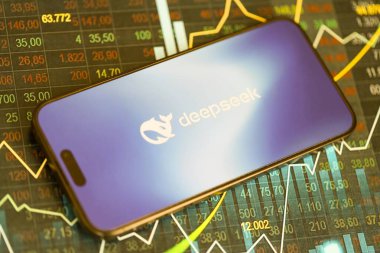 KYIV, UKRAINE - 29 Ocak 2025 Elma iPhone 15 ekranında Deepseek AI asistan logosu. Modern yapay zeka motoru