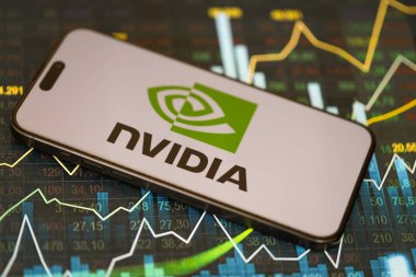 KYIV, UKRAINE - 29 Ocak 2025 Nvidia şirketi logoti iPhone 15 akıllı telefon ekranında gösterildi. Nvidia, yapay zeka donanım ve yazılımda küresel bir liderdir.