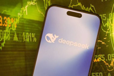 KYIV, UKRAINE - 29 Ocak 2025 Elma iPhone 15 ekranında Deepseek AI asistan logosu. Modern yapay zeka motoru