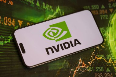 KYIV, UKRAINE - 29 Ocak 2025 Nvidia şirket logosu akıllı telefonda sergilendi. Nvidia, yapay zeka donanım ve yazılımda küresel bir liderdir.
