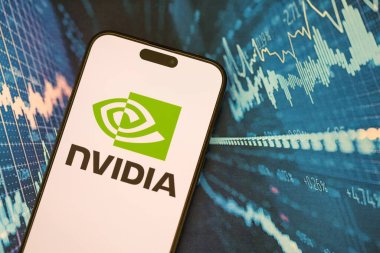 KYIV, UKRAINE - 29 Ocak 2025 Nvidia şirketi logoti iPhone 15 akıllı telefon ekranında gösterildi. Nvidia, yapay zeka donanım ve yazılımda küresel bir liderdir.