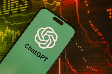 KYIV, UKRAINE - 29 Ocak 2025 ChatGPT AI yardımcı logosu Apple iPhone 15 ekranında kapat. Modern yapay zeka motoru