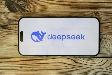 KYIV, UKRAINE - 29 Ocak 2025 Elma iPhone 15 ekranında Deepseek AI asistan logosu. Modern yapay zeka motoru