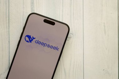 KYIV, UKRAINE - 29 Ocak 2025 Elma iPhone 15 ekranında Deepseek AI asistan logosu. Modern yapay zeka motoru