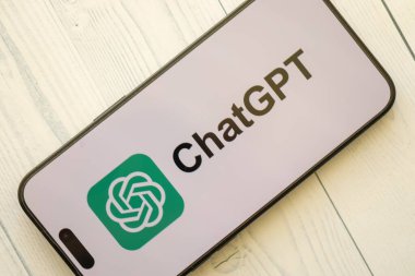 KYIV, UKRAINE - 29 Ocak 2025 ChatGPT resmi logosunu gösteren akıllı telefon. Modern yapay zeka motoru
