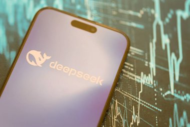 KYIV, UKRAINE - 29 Ocak 2025 Elma iPhone 15 ekranında Deepseek AI asistan logosu. Modern yapay zeka motoru