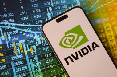 KYIV, UKRAINE - 29 Ocak 2025 Nvidia şirketi logoti iPhone 15 akıllı telefon ekranında gösterildi. Nvidia, yapay zeka donanım ve yazılımda küresel bir liderdir.