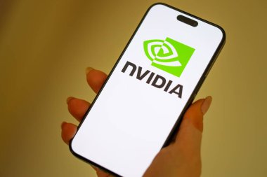 KYIV, UKRAINE - 29 Ocak 2025 Nvidia şirketi logoti iPhone 15 akıllı telefon ekranında gösterildi. Nvidia, yapay zeka donanım ve yazılımda küresel bir liderdir.
