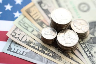 Amerikan doları banknotları ve Amerikan bayrağı kapanıyor. Para yatırımı konsepti ve vergi ödeme