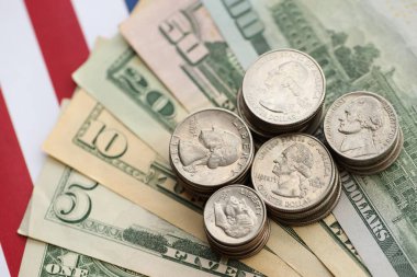 Amerikan doları banknotları ve Amerikan bayrağı kapanıyor. Para yatırımı konsepti ve vergi ödeme