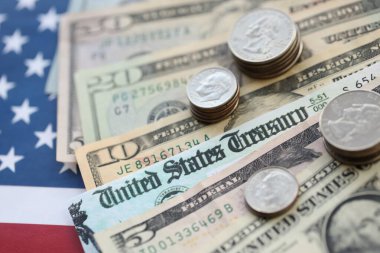 Amerikan dolarları para ve bozuk paralarla uyaran faturalar ya da Amerikan bayrağının geri ödeme çekleri. Vergi ödeme ve sigorta kavramı