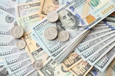 Amerikan dolarları para ve sikkeler büyük miktarda kapanıyor. Mali konsept