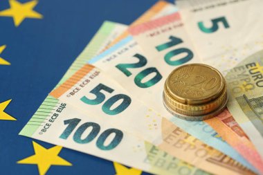 Avrupa Birliği para birimi Euro farklı kağıt notlar ve paralar bayrağa yakın